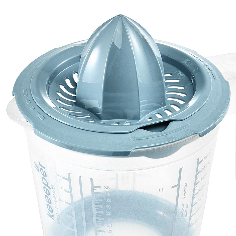 Measuring Cup and Juicer with Lid - 4-in-1 Kitchen Tool